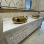 Столешница с фигурной кромкой в ванную из искусственного камня изготовлено в правила камня