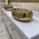 Столешница с фигурной кромкой в ванную из искусственного камня изготовлено в правила камня