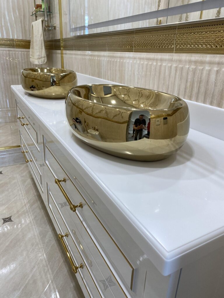 Столешница с фигурной кромкой в ванную из искусственного камня изготовлено в правила камня