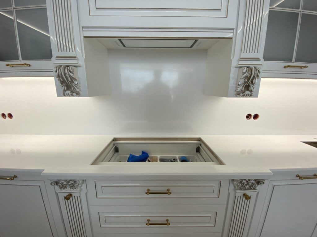 Столешница и фартук на кухню из искусственного камня изготовлено в правила камня