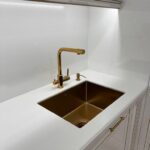 Столешница и фартук на кухню из искусственного камня изготовлено в правила камня