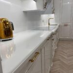 Столешница и фартук на кухню из искусственного камня изготовлено в правила камня