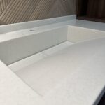 Столешница с интегрированной псевдощелевой раковиной изготовлено в правила камня