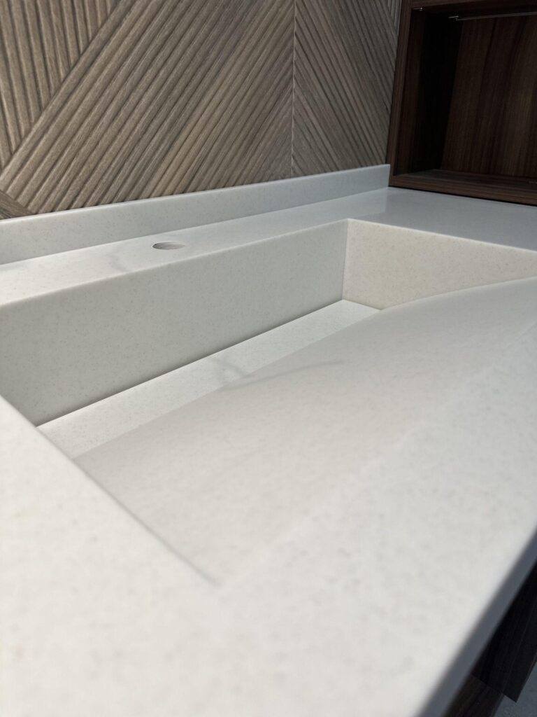 Столешница с интегрированной псевдощелевой раковиной изготовлено в правила камня