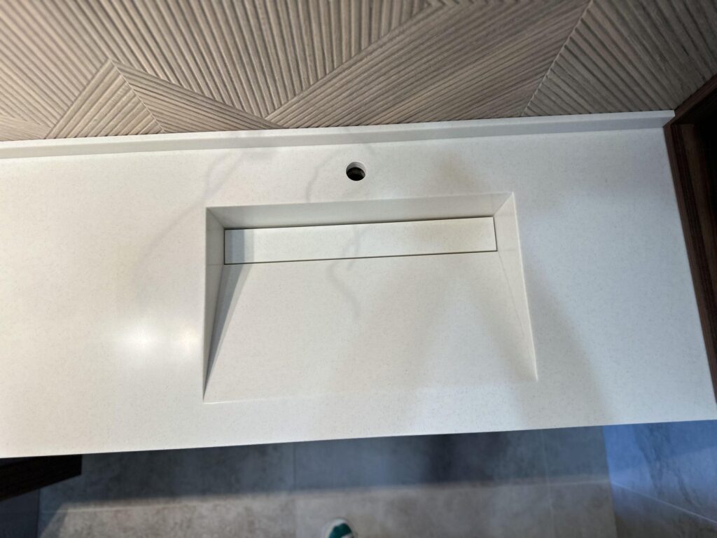 Столешница с интегрированной псевдощелевой раковиной изготовлено в правила камня