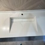 Столешница с интегрированной псевдощелевой раковиной изготовлено в правила камня