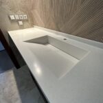 Столешница с интегрированной псевдощелевой раковиной изготовлено в правила камня