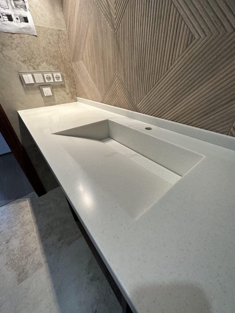 Столешница с интегрированной псевдощелевой раковиной изготовлено в правила камня