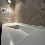 Столешница с интегрированной псевдощелевой раковиной изготовлено в правила камня