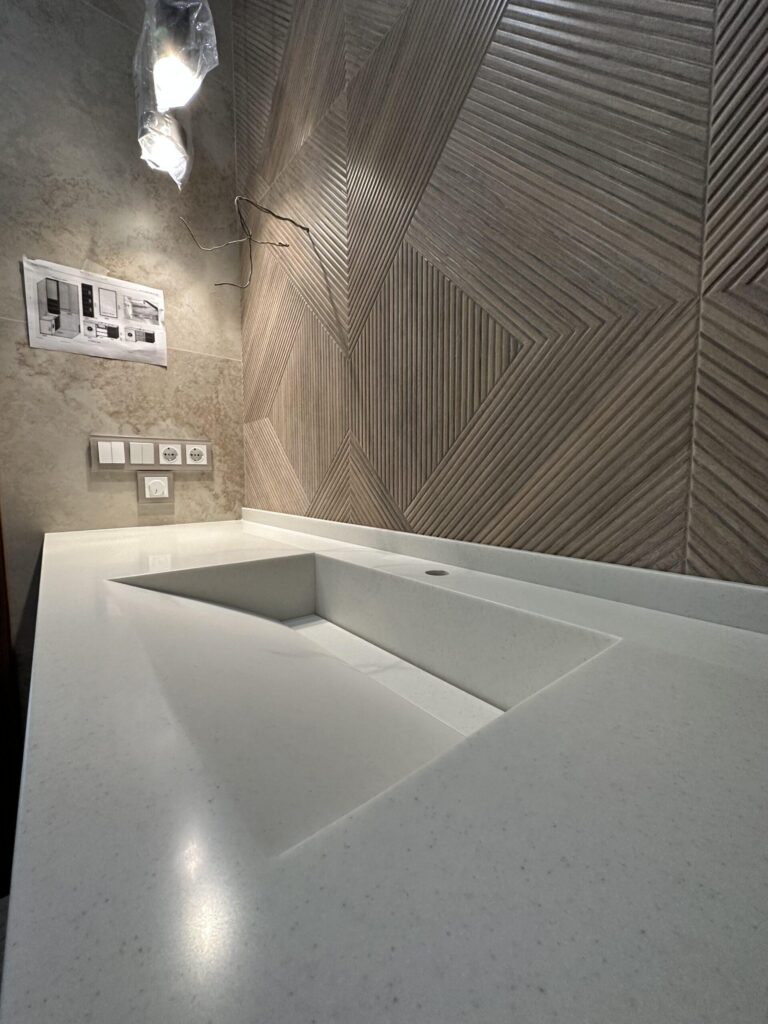 Столешница с интегрированной псевдощелевой раковиной изготовлено в правила камня