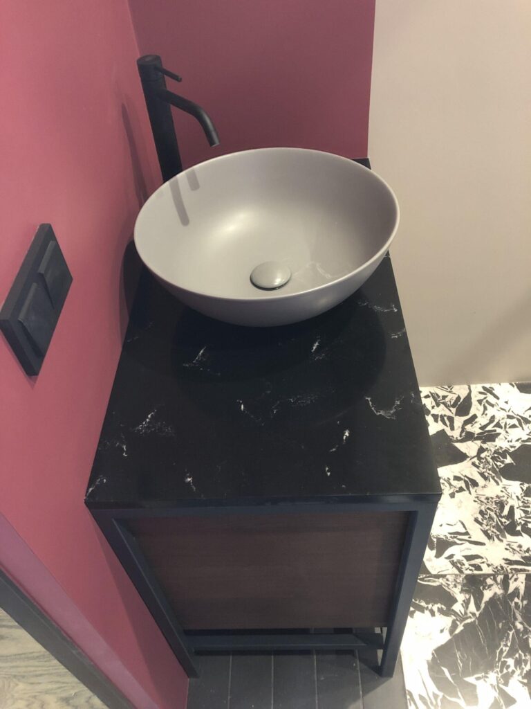 Столешница из искусственного камня изготовлено в правила камня