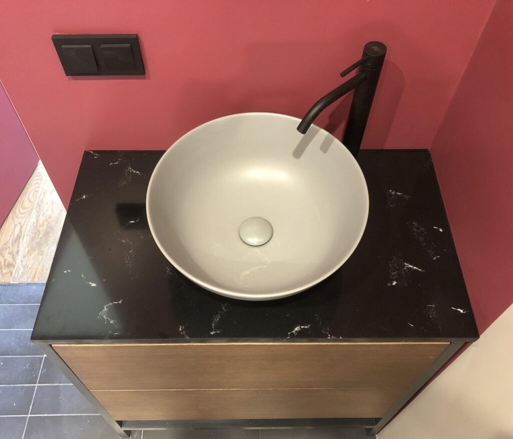 Столешница из искусственного камня изготовлено в правила камня