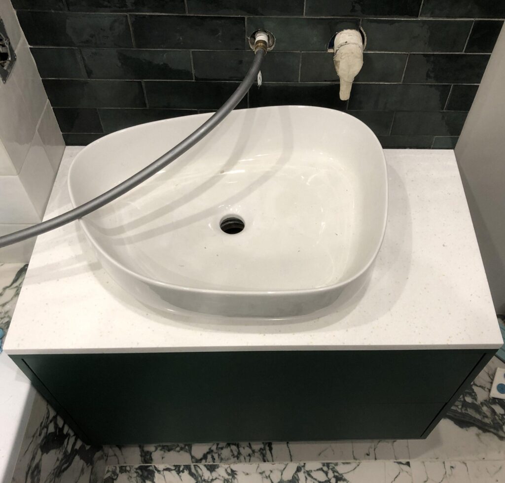 Столешница из искусственного камня изготовлено в правила камня