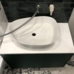 Столешница из искусственного камня изготовлено в правила камня