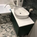 Столешница из искусственного камня изготовлено в правила камня