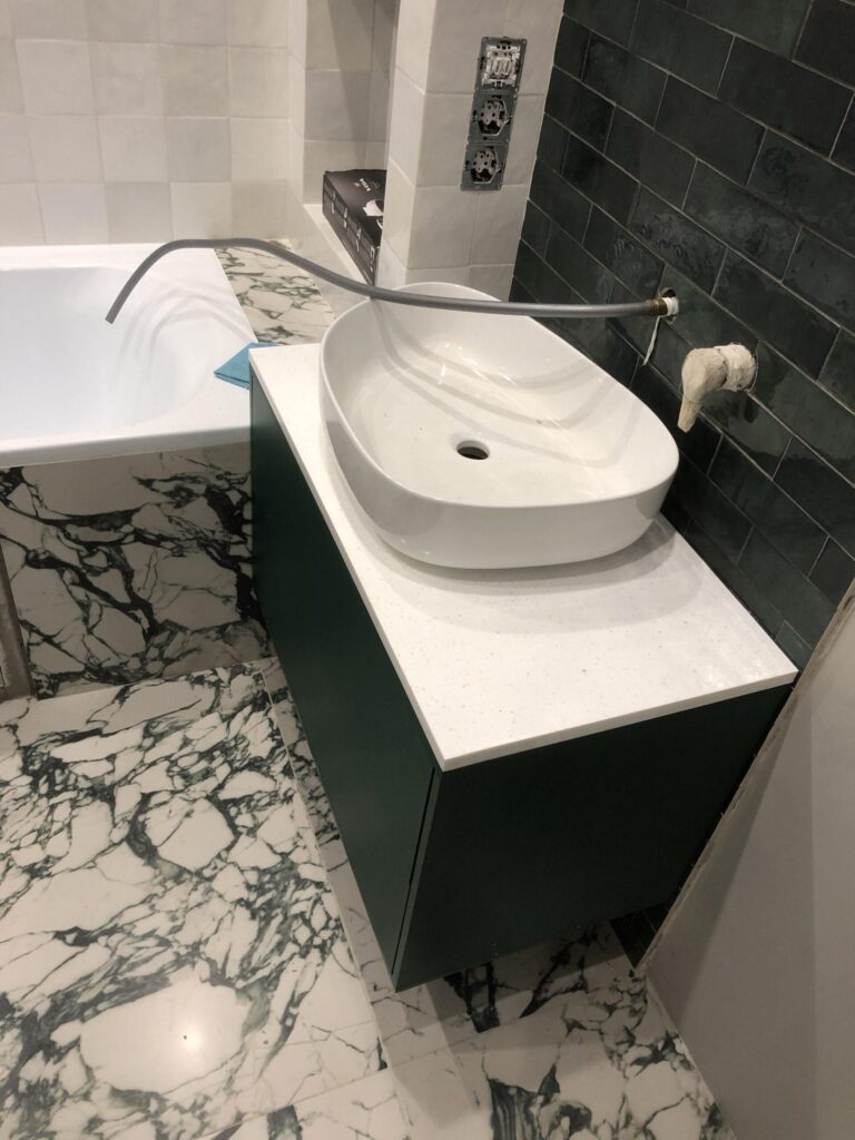 Столешница из искусственного камня изготовлено в правила камня