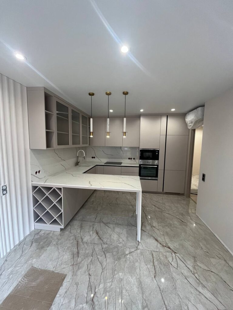 Столешница, мойка и барная стойка из кварцевого агломерата изготовлено в правила камня