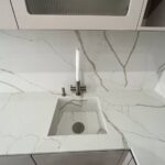 Столешница, мойка и барная стойка из кварцевого агломерата изготовлено в правила камня