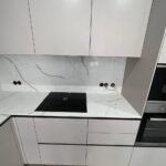 Столешница, мойка и барная стойка из кварцевого агломерата изготовлено в правила камня