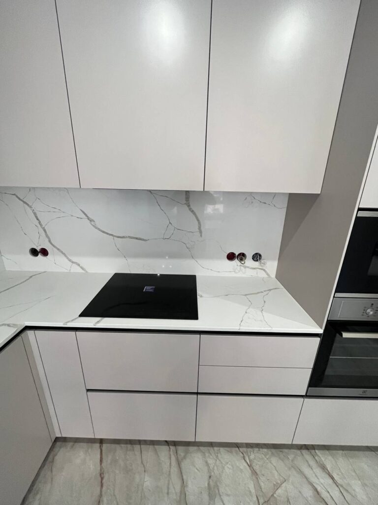 Столешница, мойка и барная стойка из кварцевого агломерата изготовлено в правила камня