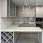 Столешница, мойка и барная стойка из кварцевого агломерата изготовлено в правила камня