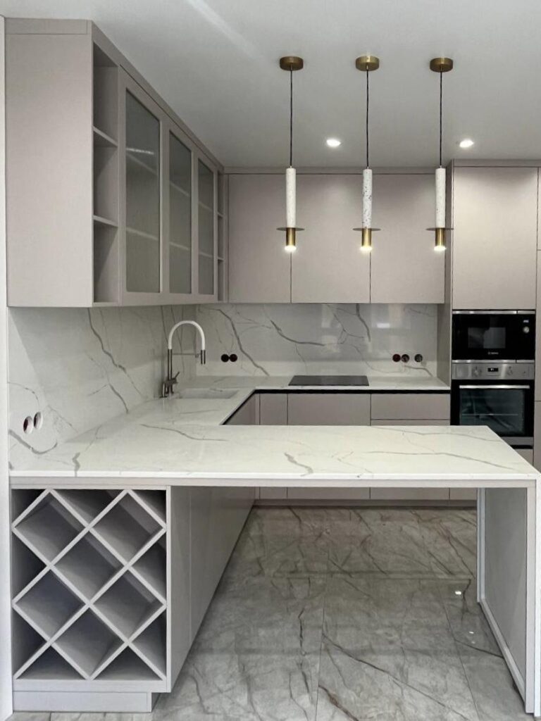 Столешница, мойка и барная стойка из кварцевого агломерата изготовлено в правила камня