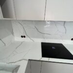 Столешница, мойка и барная стойка из кварцевого агломерата изготовлено в правила камня