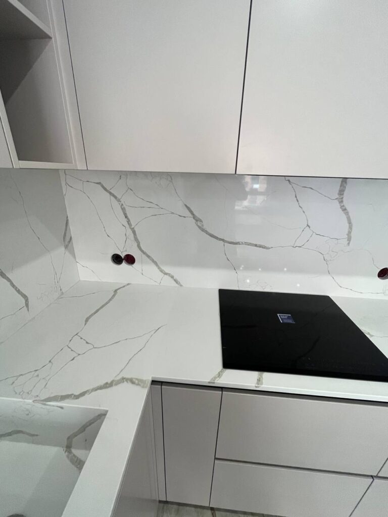 Столешница, мойка и барная стойка из кварцевого агломерата изготовлено в правила камня