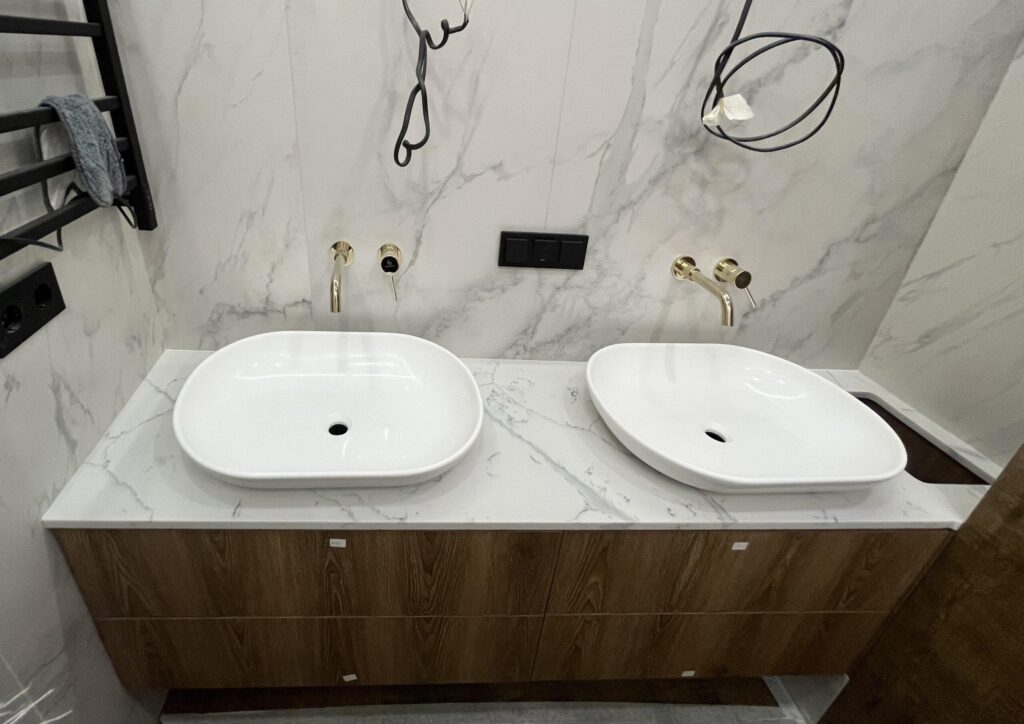 Столешница из кварцевого агломерата изготовлено в правила камня