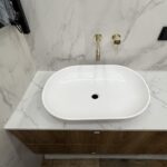 Столешница из кварцевого агломерата изготовлено в правила камня