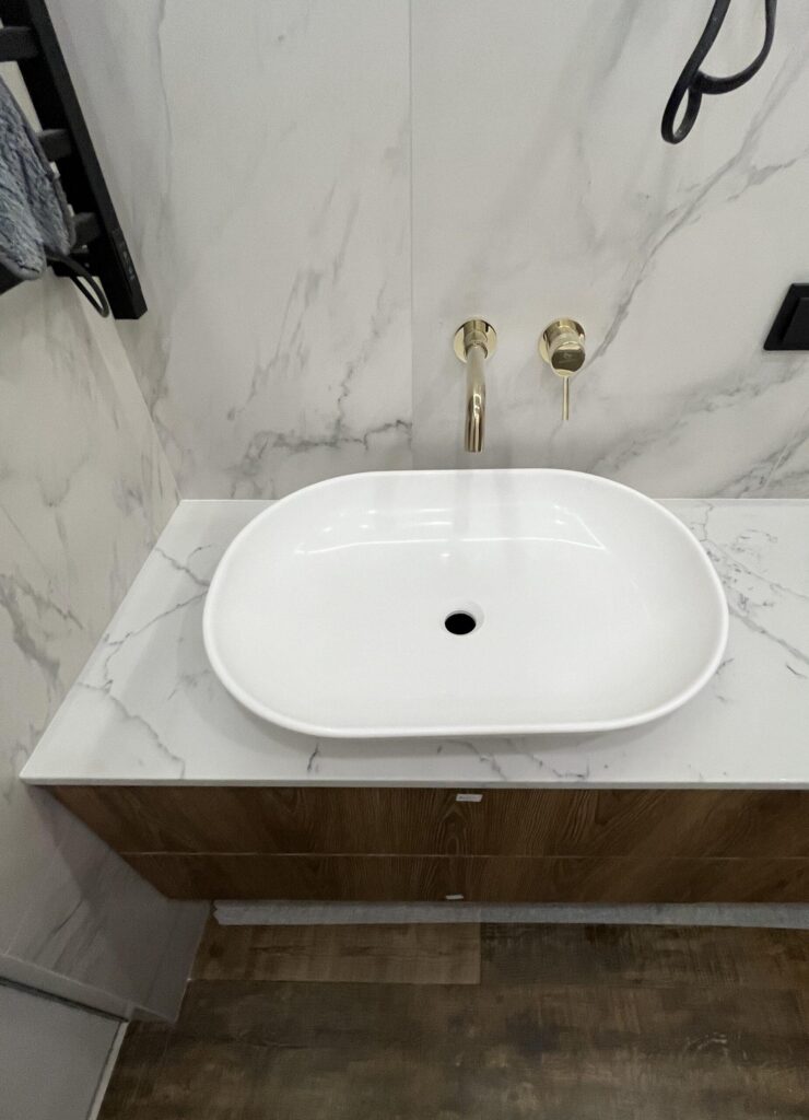 Столешница из кварцевого агломерата изготовлено в правила камня