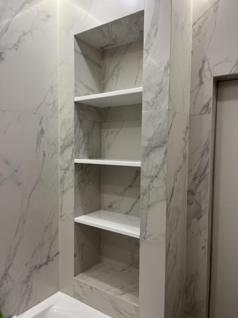 Настольные раковины-чаши и полки из искусственного камня изготовлено в правила камня