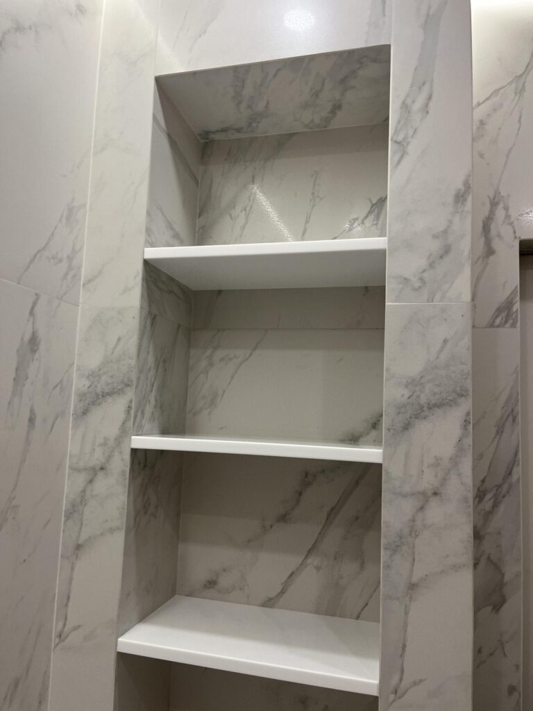 Настольные раковины-чаши и полки из искусственного камня изготовлено в правила камня