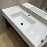 Подвесная столешница с непроливайкой и интегрированной раковиной изготовлено в правила камня