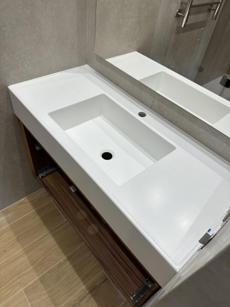 Подвесная столешница с непроливайкой и интегрированной раковиной изготовлено в правила камня