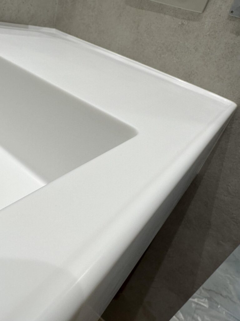 Подвесная столешница с непроливайкой и интегрированной раковиной изготовлено в правила камня