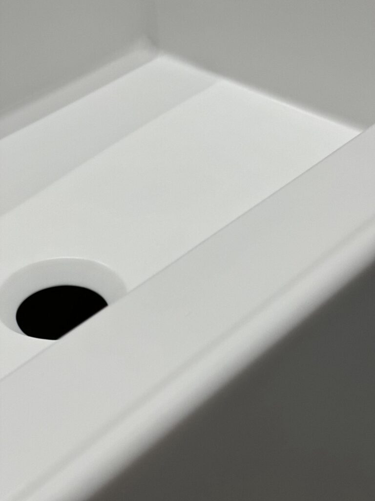 Подвесная столешница с непроливайкой и интегрированной раковиной изготовлено в правила камня