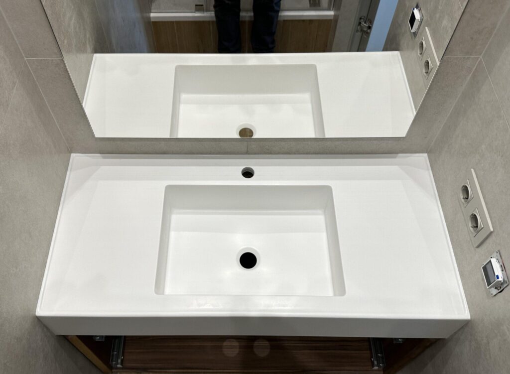 Подвесная столешница с непроливайкой и интегрированной раковиной изготовлено в правила камня