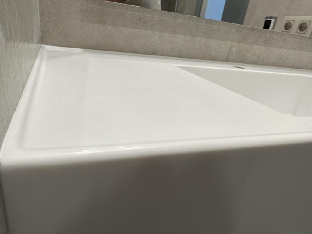 Подвесная столешница с непроливайкой и интегрированной раковиной изготовлено в правила камня