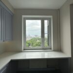 П-образная бесшовная столешница с металлической опорой и подоконник из искусственного камня изготовлено в правила камня