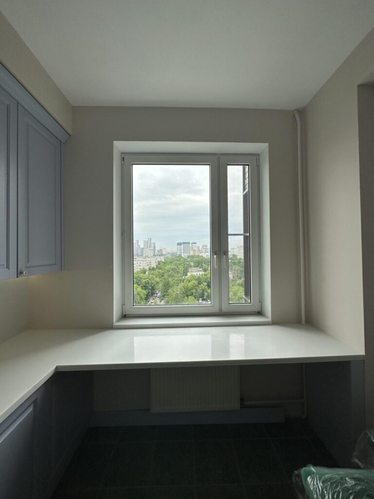 П-образная бесшовная столешница с металлической опорой и подоконник из искусственного камня изготовлено в правила камня