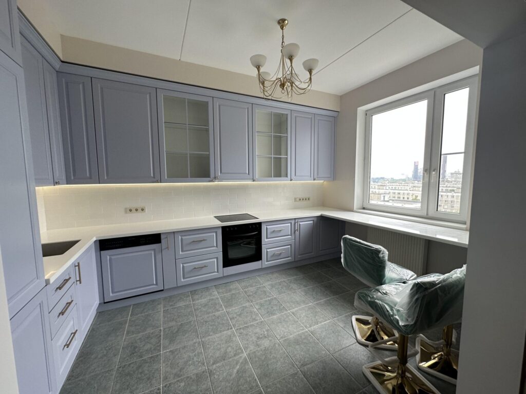 П-образная бесшовная столешница с металлической опорой и подоконник из искусственного камня изготовлено в правила камня