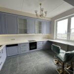 П-образная бесшовная столешница с металлической опорой и подоконник из искусственного камня изготовлено в правила камня