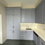 П-образная бесшовная столешница с металлической опорой и подоконник из искусственного камня изготовлено в правила камня