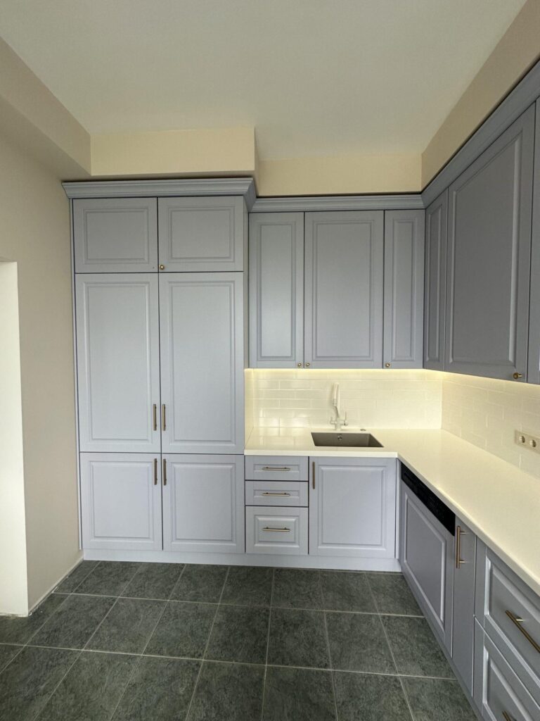 П-образная бесшовная столешница с металлической опорой и подоконник из искусственного камня изготовлено в правила камня