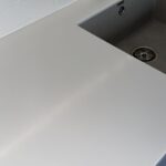 П-образная бесшовная столешница с металлической опорой и подоконник из искусственного камня изготовлено в правила камня