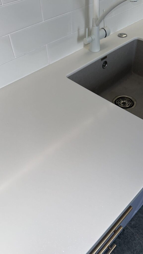 П-образная бесшовная столешница с металлической опорой и подоконник из искусственного камня изготовлено в правила камня