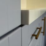 П-образная бесшовная столешница с металлической опорой и подоконник из искусственного камня изготовлено в правила камня