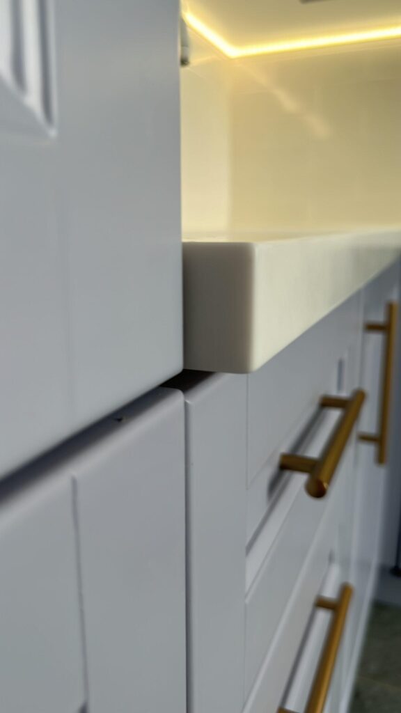 П-образная бесшовная столешница с металлической опорой и подоконник из искусственного камня изготовлено в правила камня