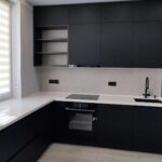 Угловая бесшовная столешница с подоконником из акрилового камня изготовлено в правила камня